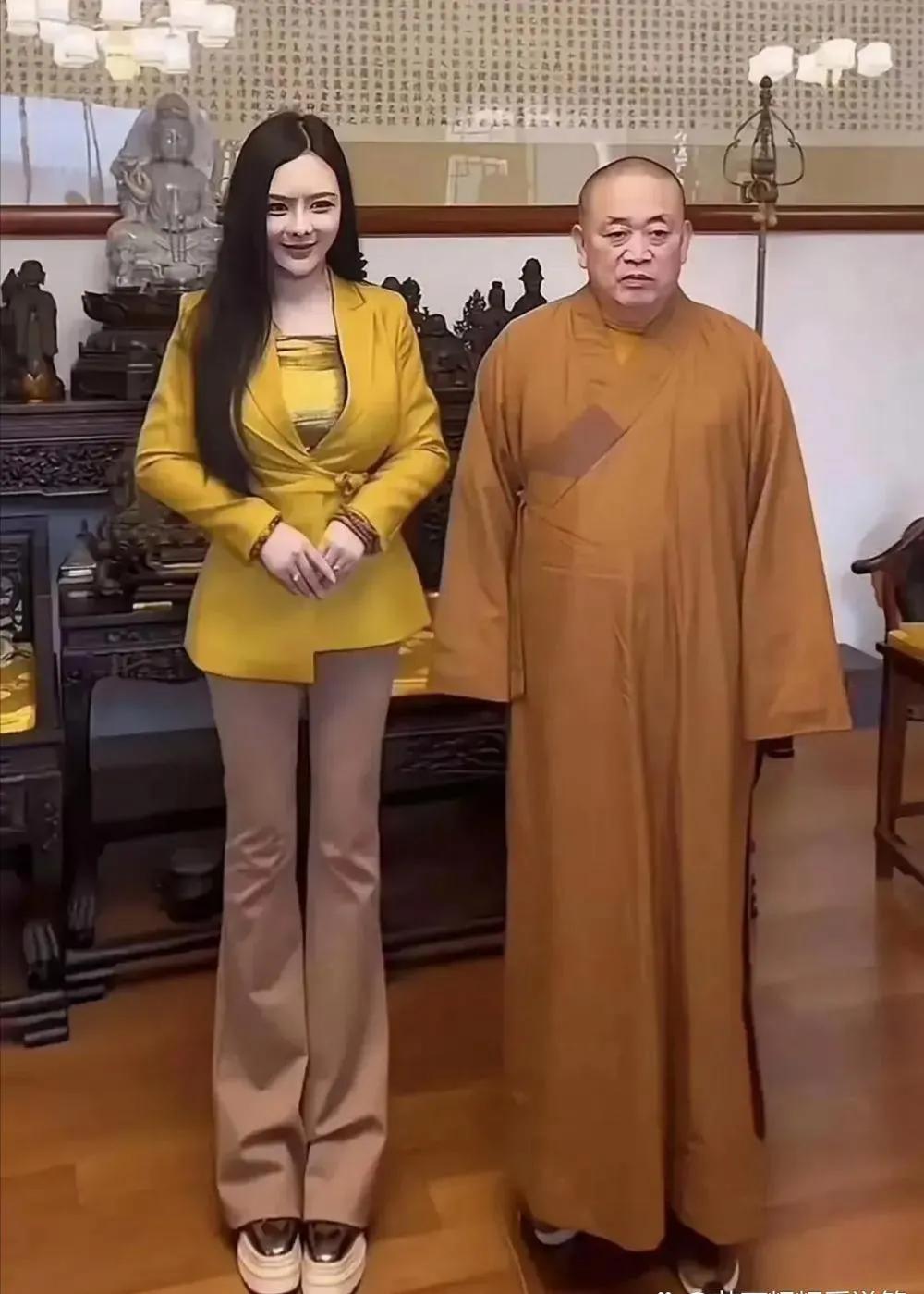 图片中穿袈裟的男子想必大家不会陌生。他就是少林寺现任主持释永信。图片中的他身材略
