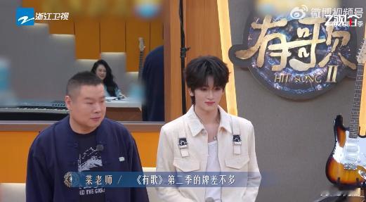 岳云鹏实名羡慕邓佳鑫脸小 岳云鹏这波实名羡慕邓佳鑫脸小，欢乐氛围直接溢出屏幕！小
