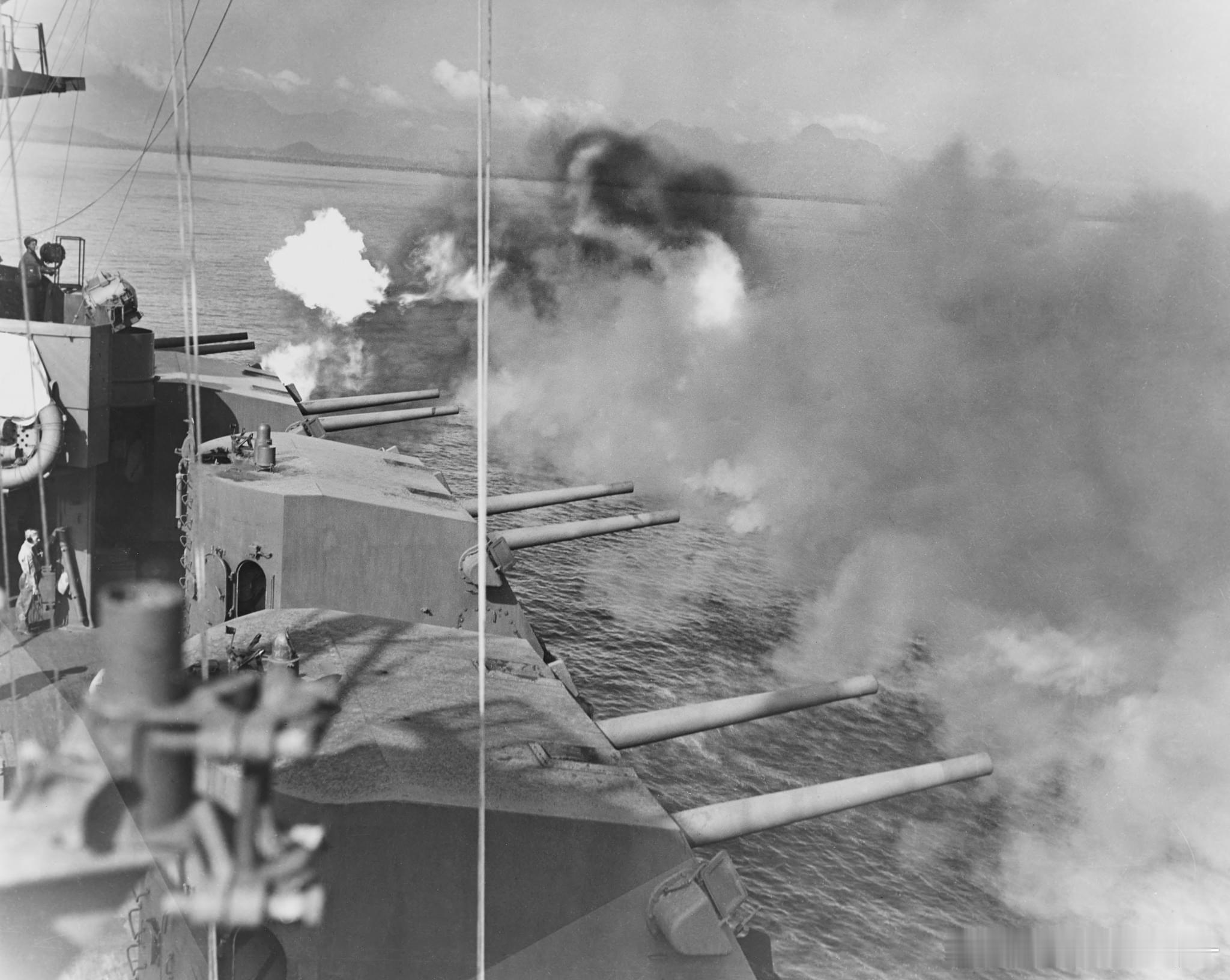 宾夕法尼亚号战列舰正在炮击莱特岛，摄于1944年10月20日。一排127mm副炮