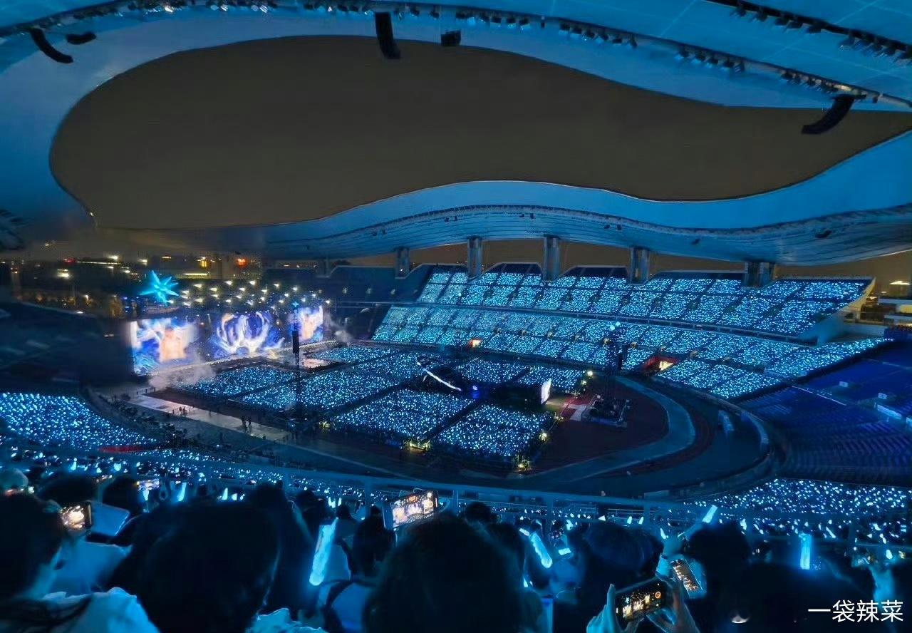 周深广州演唱会好震撼，座无虚席，《若梦》大合唱好精彩不愧是国民歌手周深