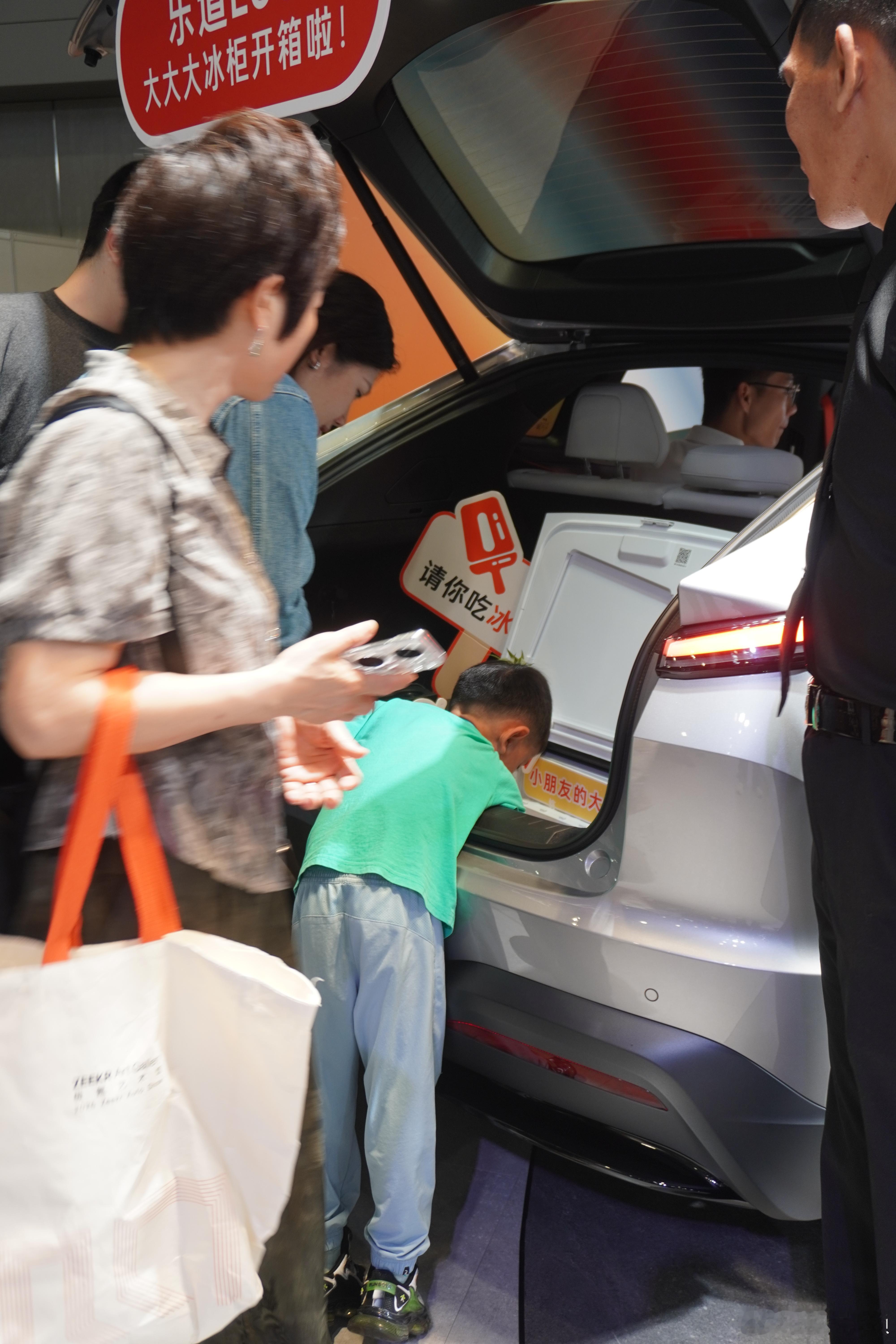 乐道l60 这个尾箱地板下面的冰箱真有意思，展台上还能冰冻一些冰棍，看样子确实吸