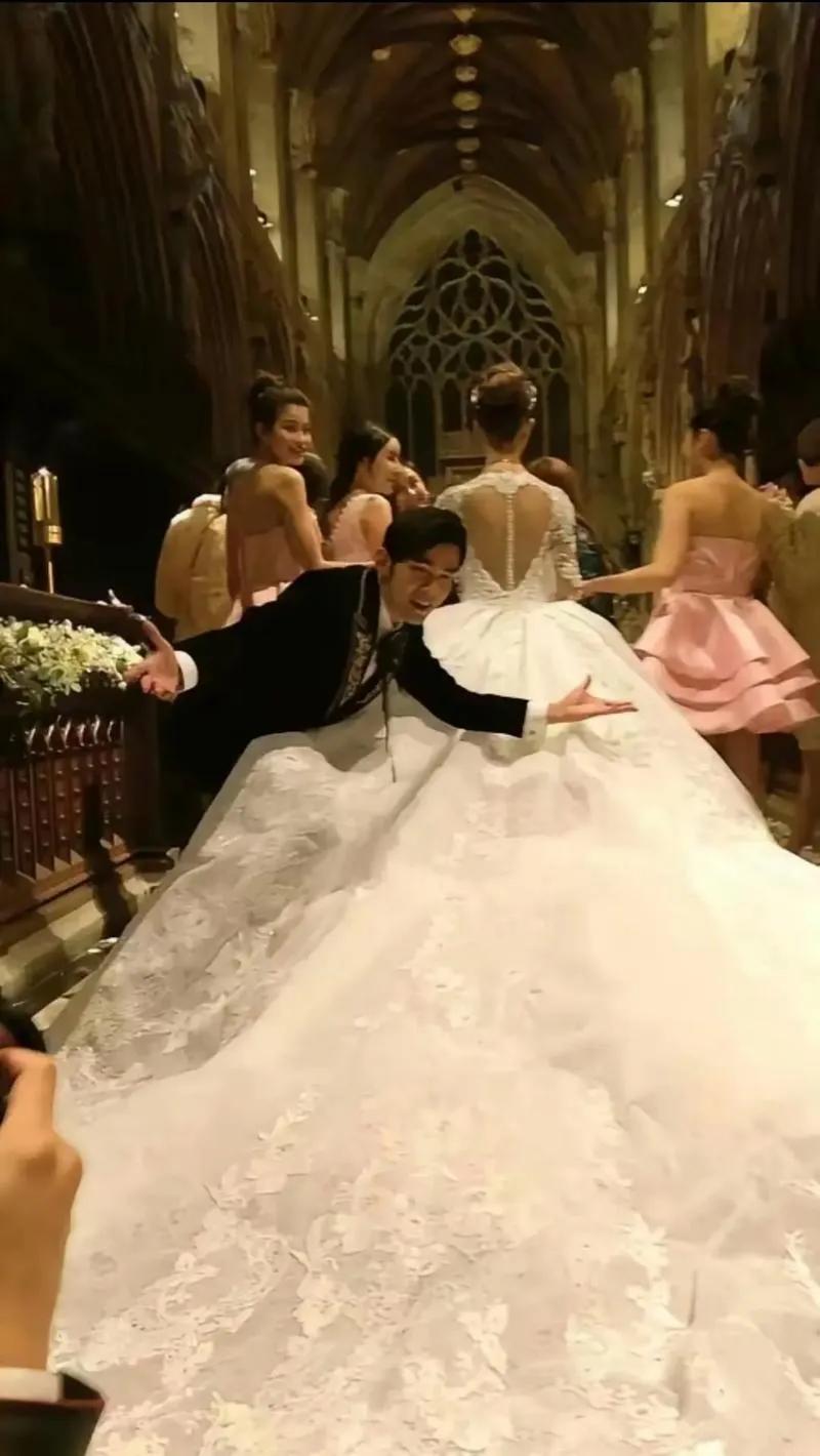 一起来看看当年周杰伦世纪婚礼的背后花絮图吧！与婚礼现场隆重而神圣的氛围感不同，花