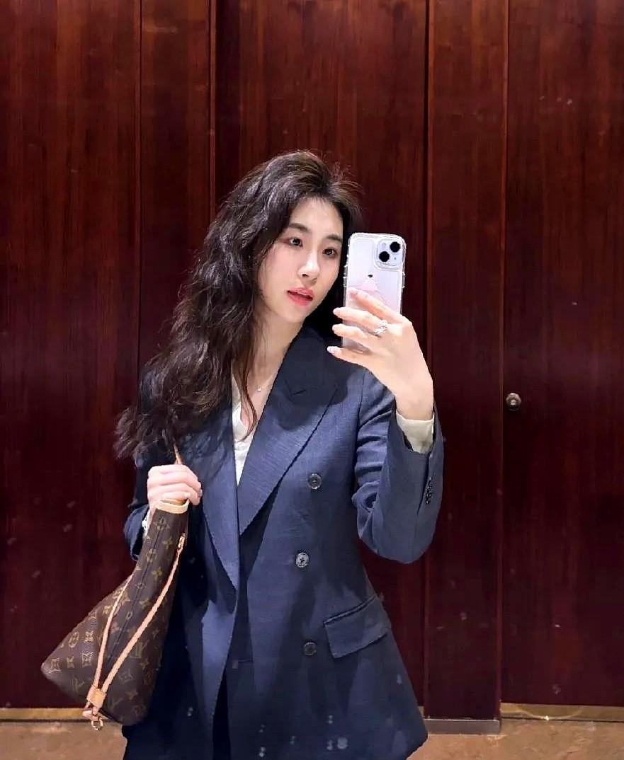 给以前的同学介绍了一个至少能赚十几万的单子，对方毫无表示，是我小气了吗？
不是二