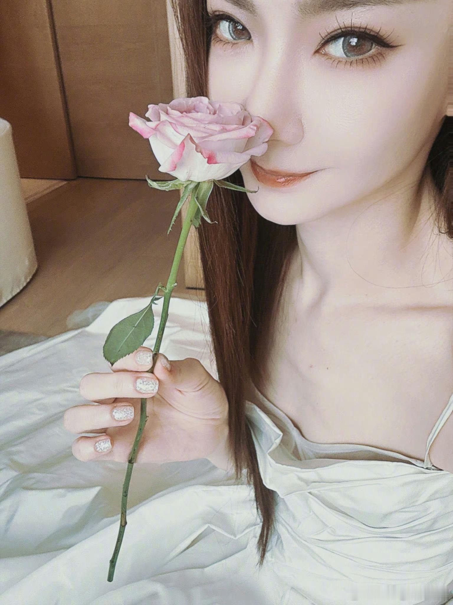 #戚薇真养鱼型锁骨#我滴个老天奶哎，让我来戚薇你锁骨里游泳吧，真的好深！🏊🏻