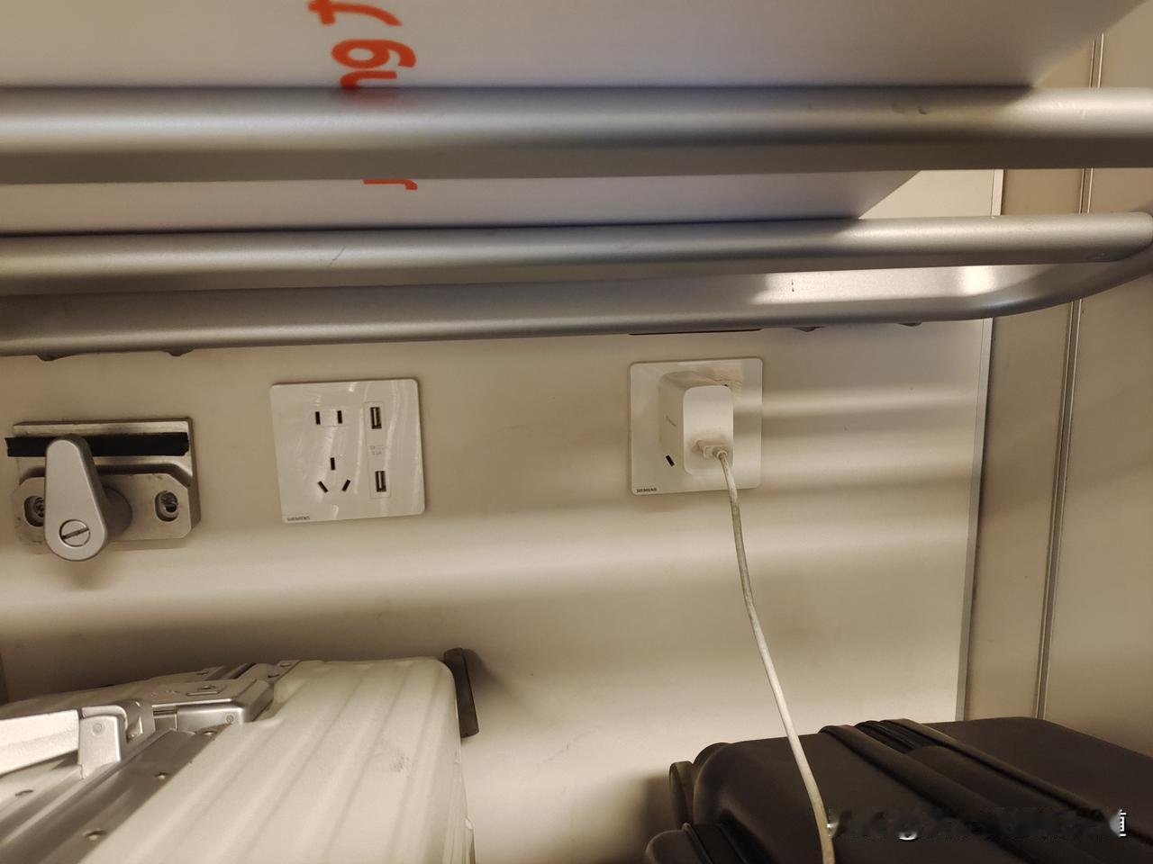 头次遇到：
动车一等座位上没配充电插座[捂脸][捂脸][捂脸]