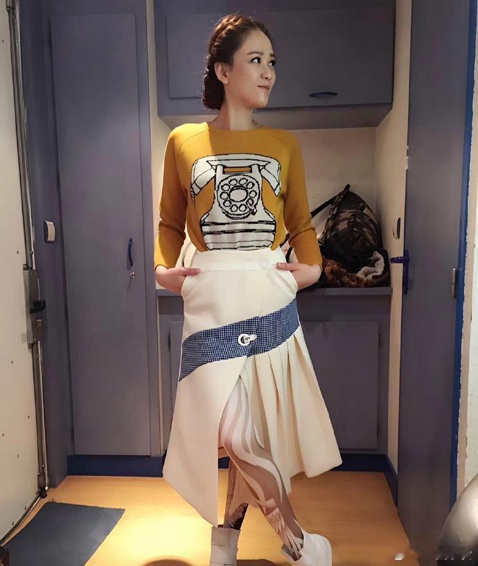 奇怪的知识增加了 原来还有这样的丝袜 陈乔恩穿起来还挺好看的 