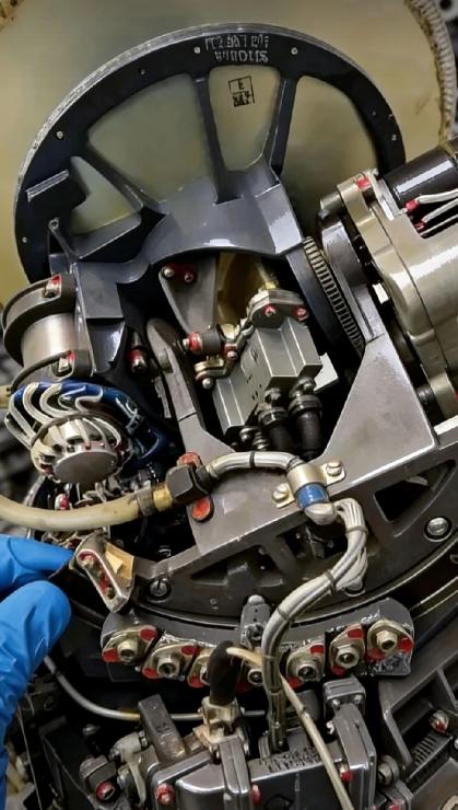 西方那帮专家这次可是丢人丢到姥姥家了，拆开俄军“榛树”导弹一看，居然全是上世纪的