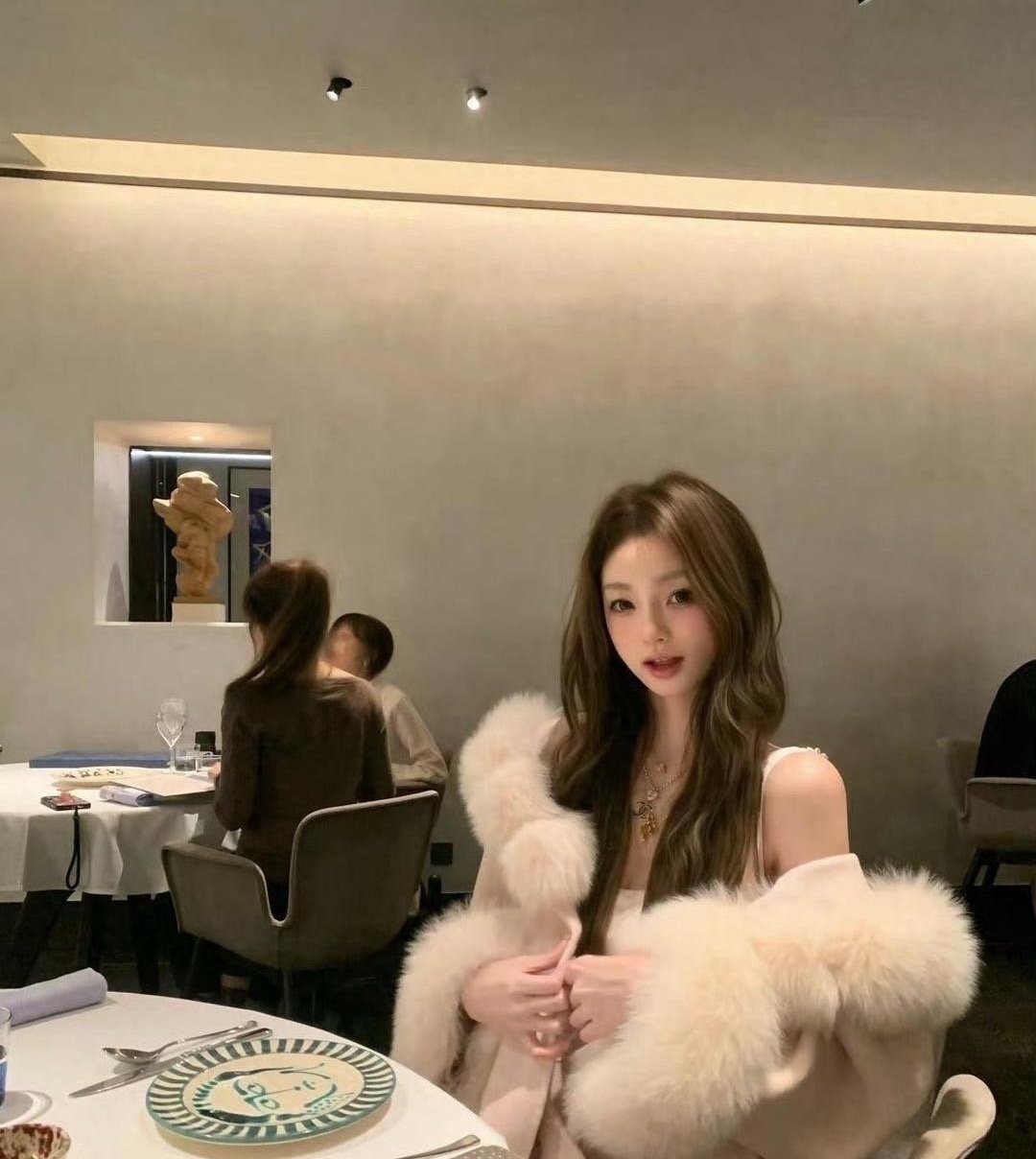 懒懒⁠￼￼搬进两亿豪宅，￼王思聪⁠￼￼捧￼99朵玫瑰⁠￼￼示爱，两人只差领证 ​