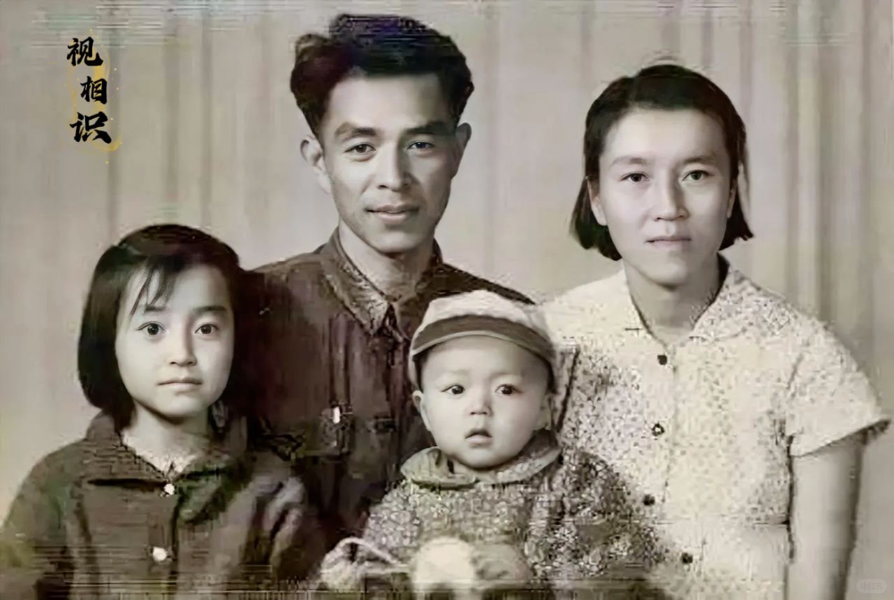 1964年，褚时健与家人的全家福照片，镜头中还有他的妻子马静芬、女儿褚映群和儿子...