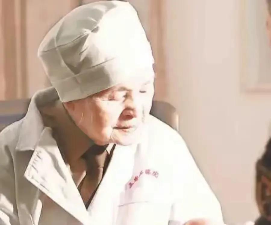 “她都快83岁了，怎么还能到前线参加救援工作，快派人把她送回去！”2008年的汶
