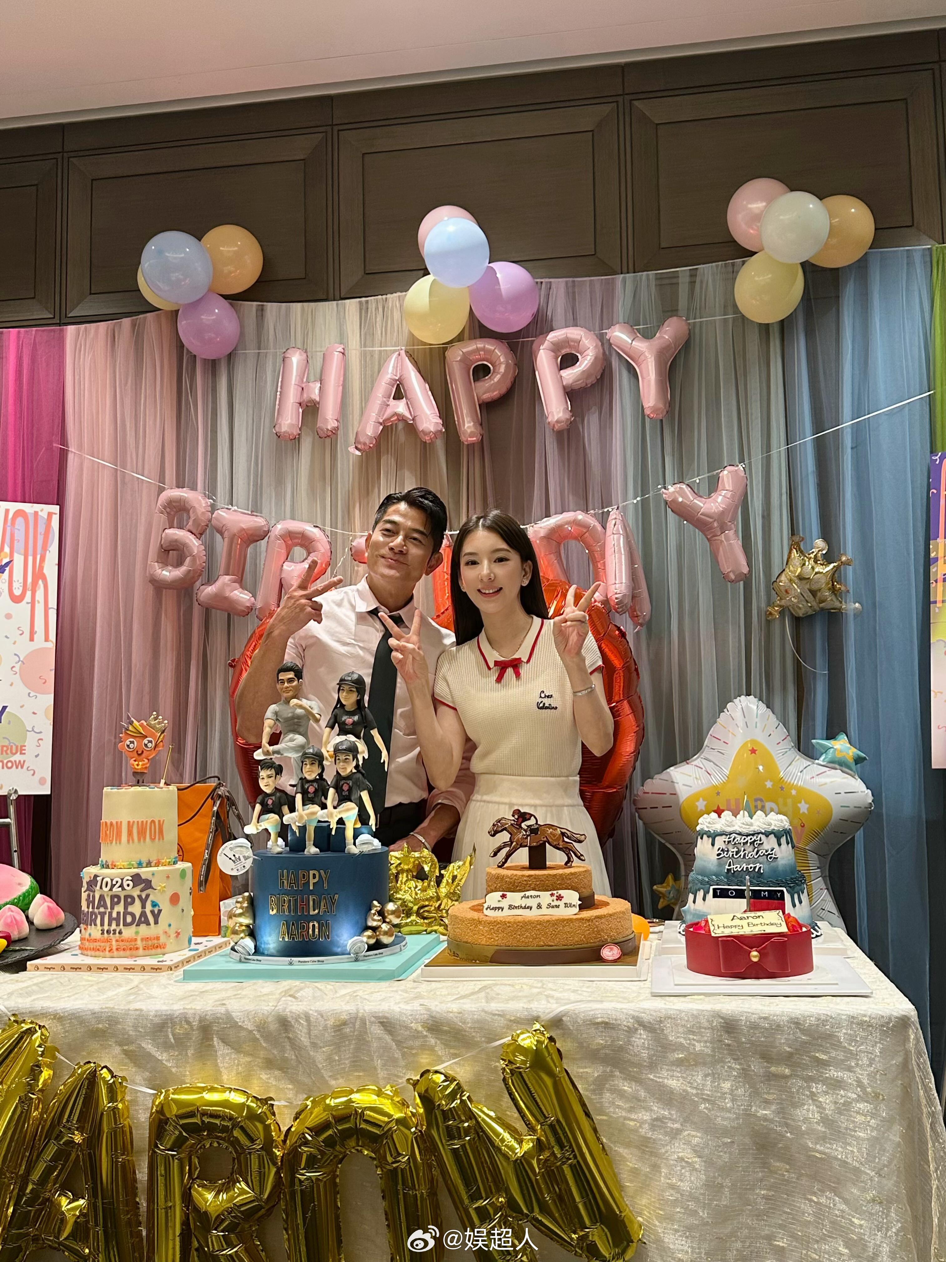 郭富城生日蛋糕有寿桃 郭富城61岁生日蛋糕有寿桃？？一家人看着很幸福开心呀，郭天