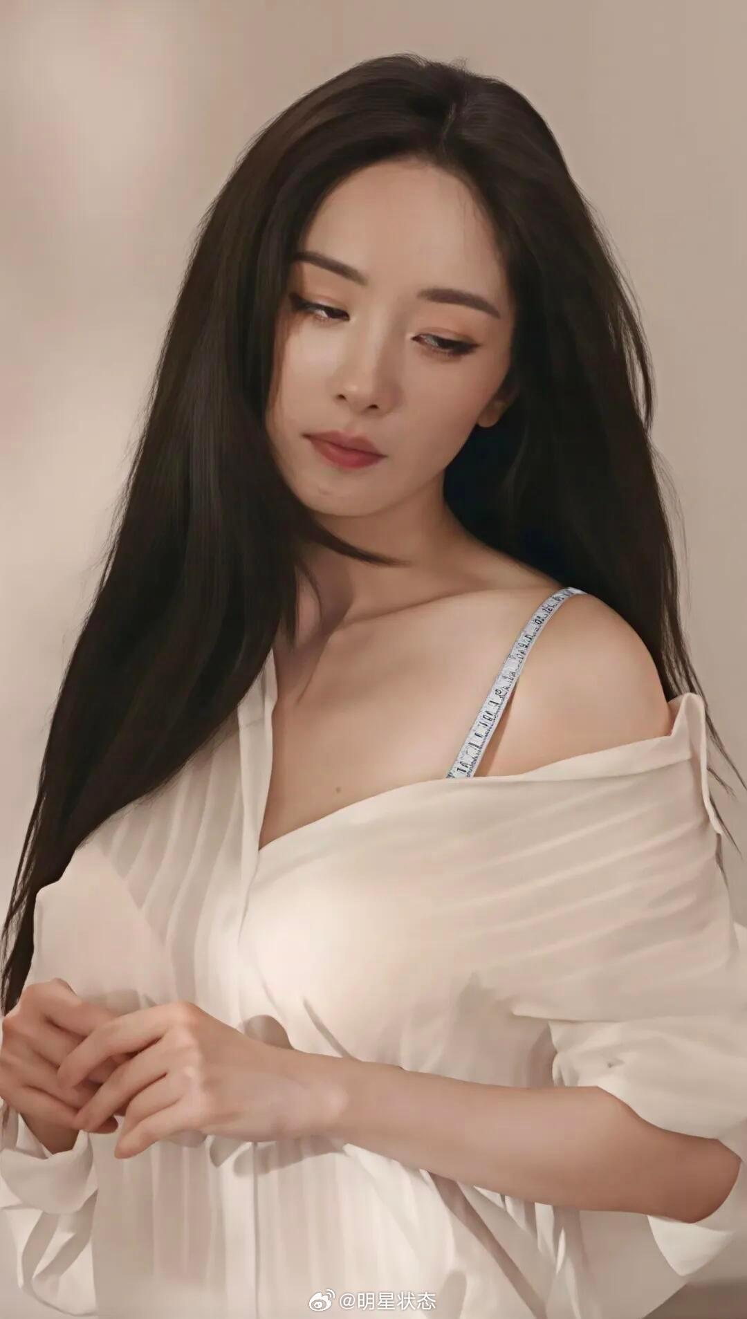 杨幂，薄纱衬衫藏着柔美的褶皱。 