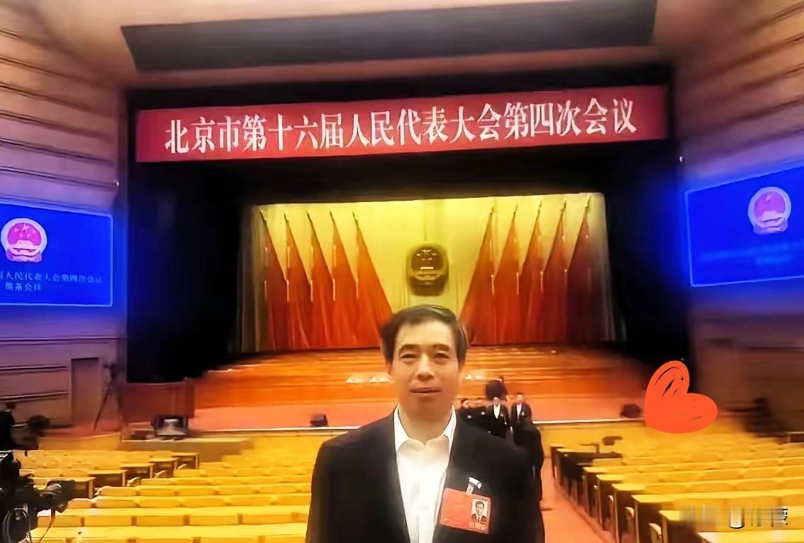 1月25日，
北京两会开幕当天，
人大代表张夕勇直接甩出两个重磅
建议：一个是北
