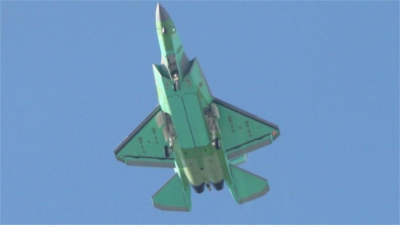 比F22更大！中国两架“庞然大物”联合飞行，性能稳居第一梯队

2026年，两架