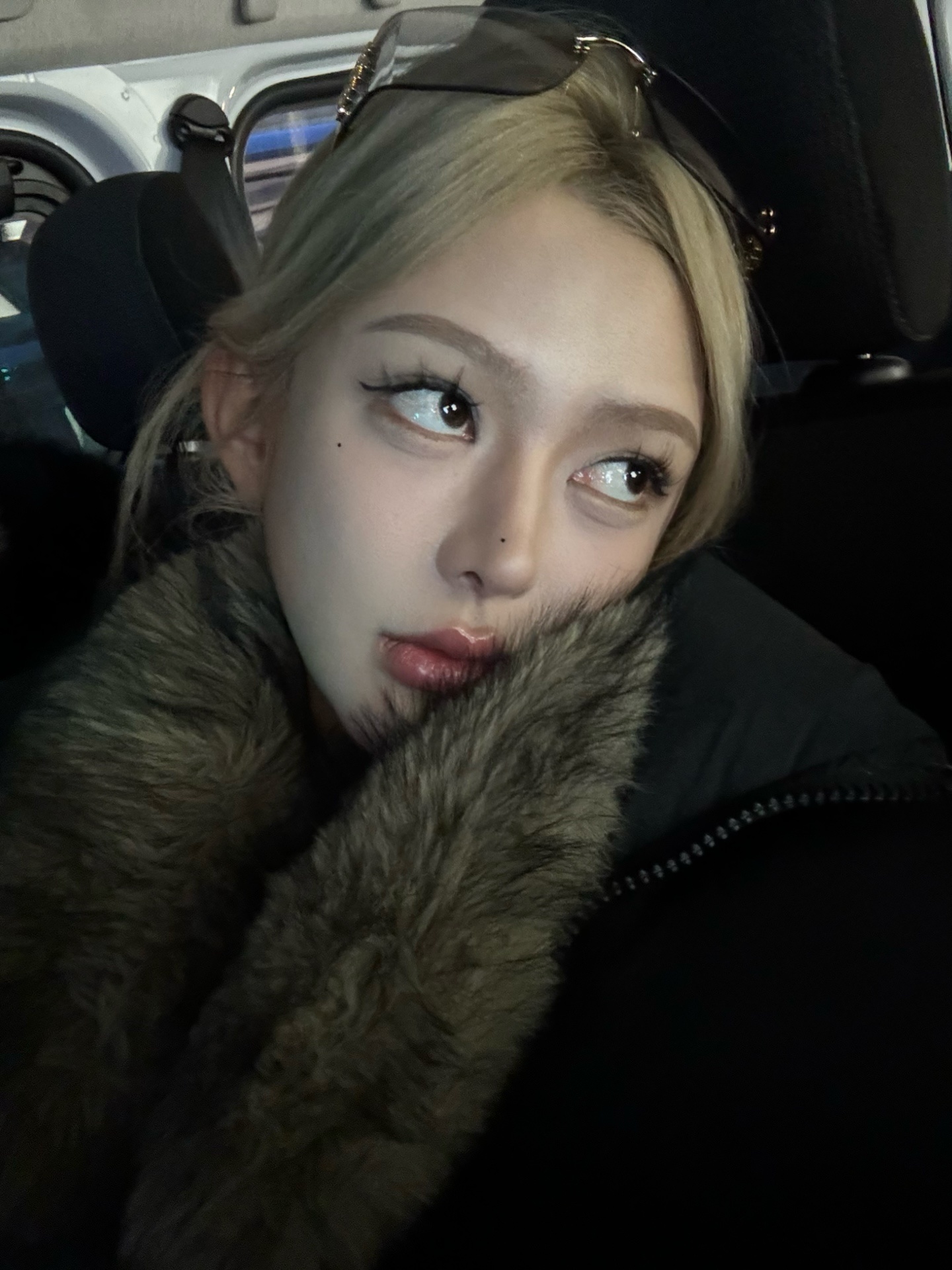 昨天学了一招说是拍照要把自己带入成想要的感觉的女主角 要有故事感去拍照 你们猜我