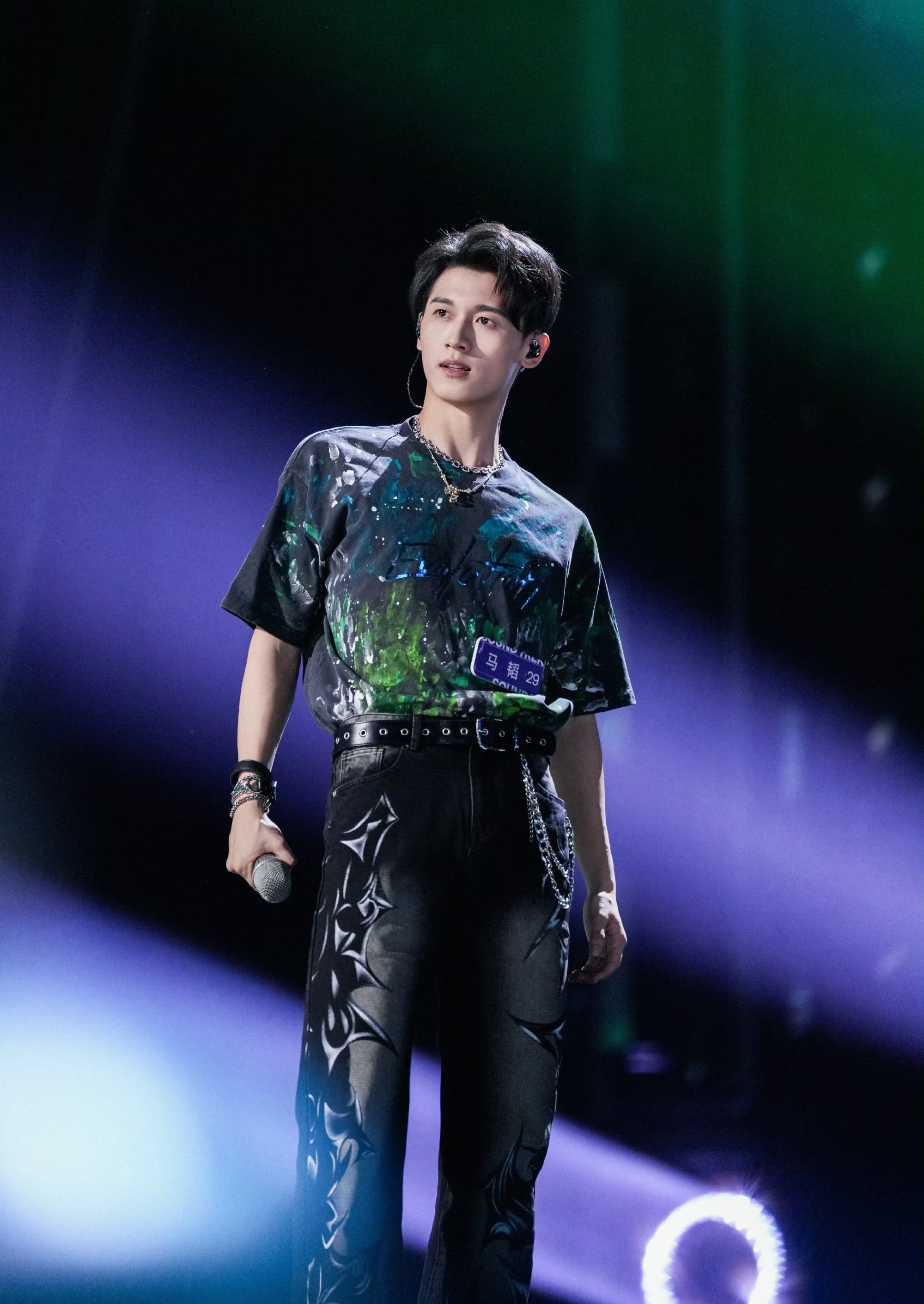 声鸣远扬选手颜值这块没输过高旭和马韬不仅唱歌好听颜值这块也很顶啊，看他们在舞台上