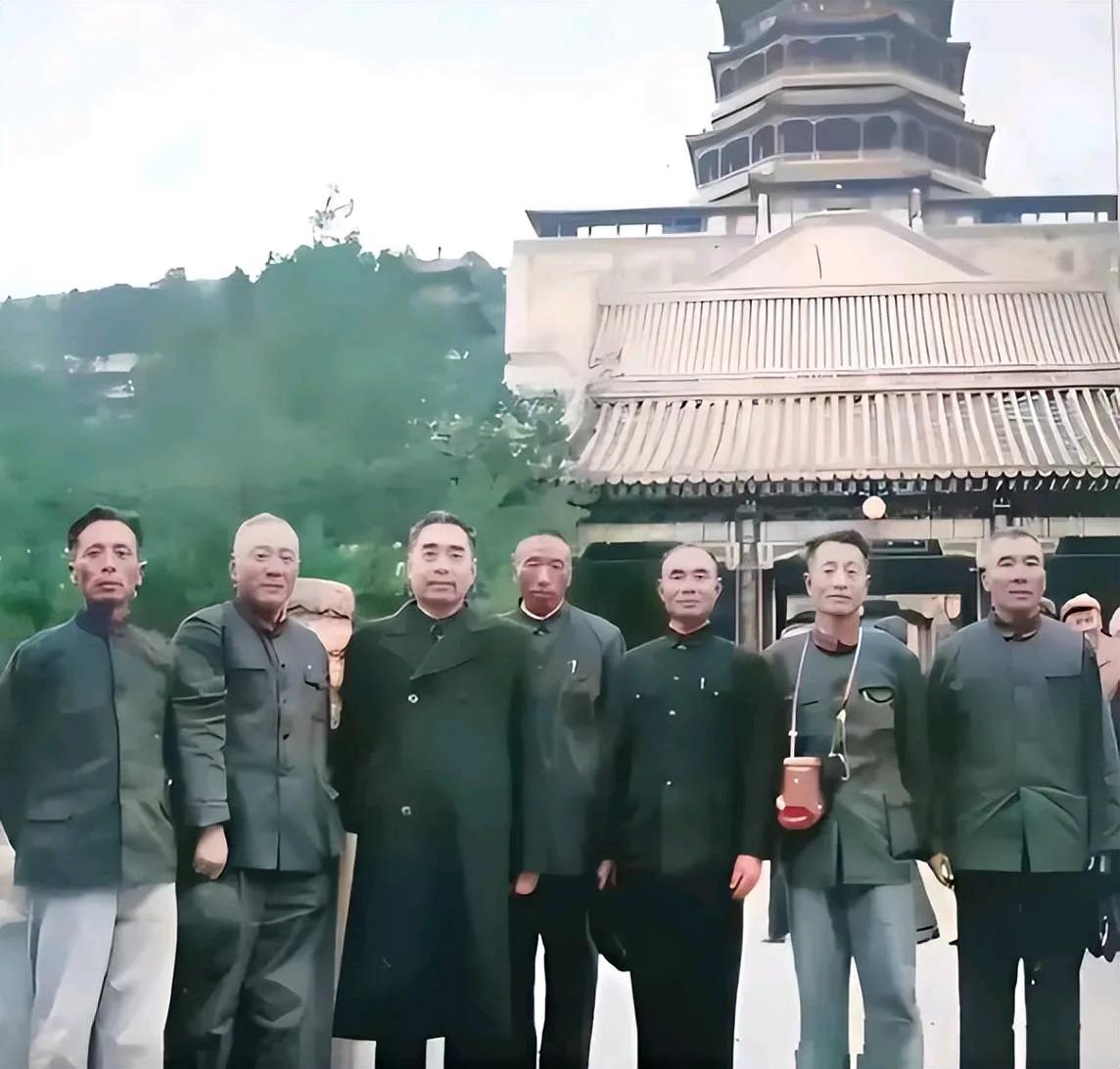 1960年，周总理请王耀武吃饭，陈赓笑道：以后可以称你为同志了

1948年9月