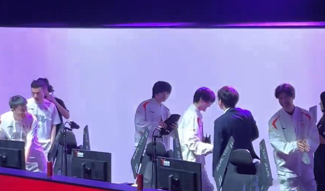 LNG也是真倒霉，第一轮遇到的是WE，如果打得是WBG或者NIP，那LNG也不用