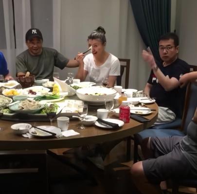 饭局上，闫学晶淡定地嚼着饺子，两边的男人却慌了，压着嗓子喊“别拍了”。
私人饭局