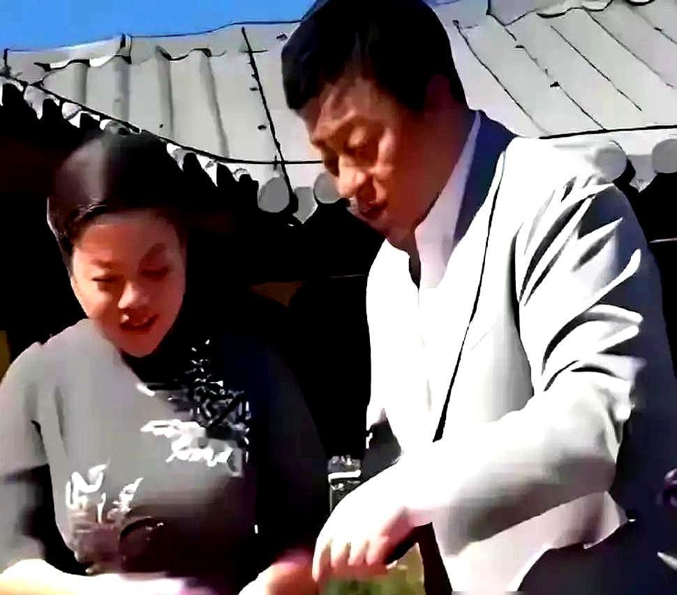 春晚后台，张也和吕继宏又共用一个保温桶。合作三十年，观众喊话“在一起”，他们却从