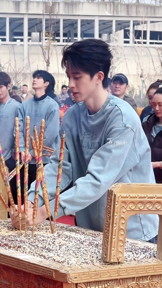 敖瑞鹏开机发言 敖瑞鹏不二之臣开机生图好男大 敖瑞鹏开机发言，蓝色卫衣牛仔裤敖瑞