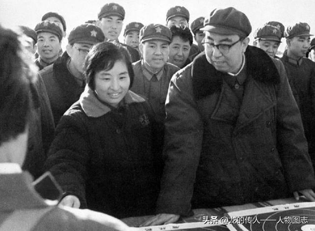 1977年4月18日，华国锋观看了大庆红卫星第一家属管理站先锋五队家属的步枪打靶
