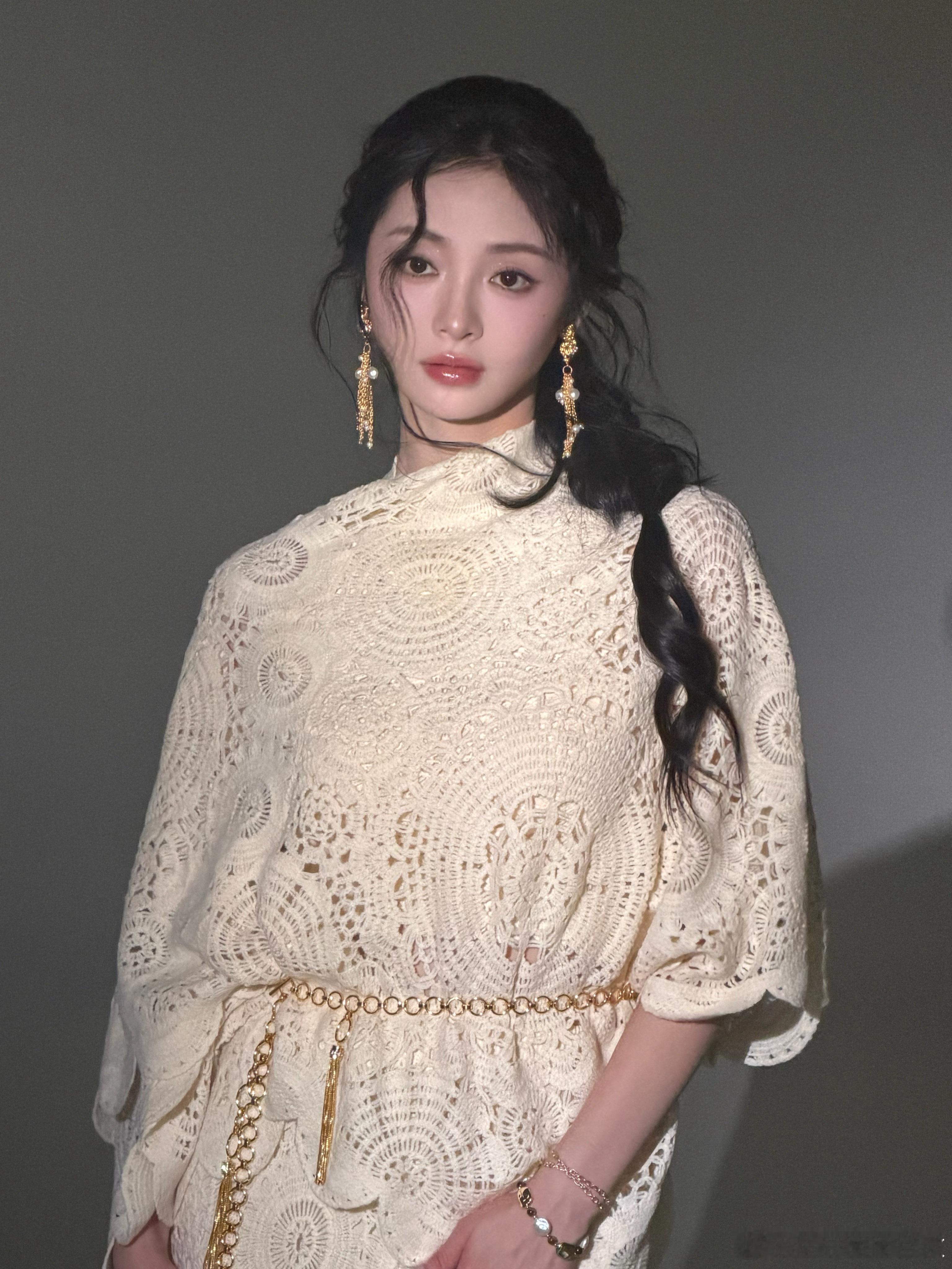 还以为周洁琼周围是仙气还以为周洁琼周围是仙气，都美成明珠了，好有神性美啊周洁琼美