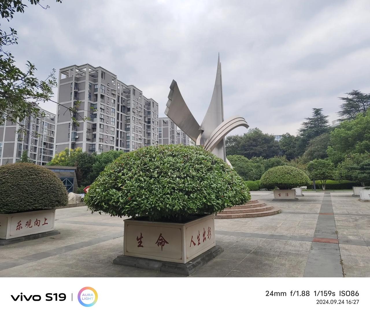 
人类能改变世界，如果你总天真地认为世界的美好与你奉献有关的话，似乎高估了自己的