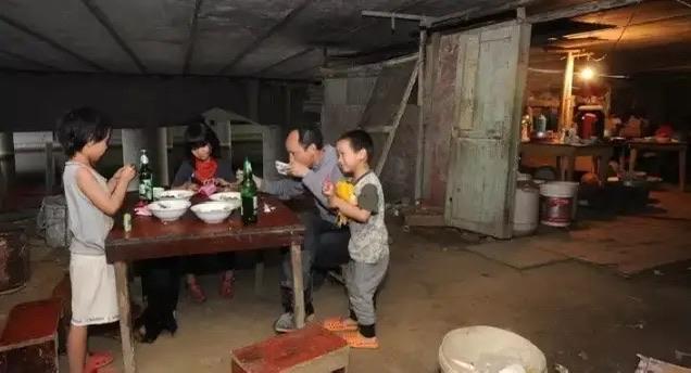 2000年，浙江嘉兴，一对夫妻在桥洞居住10年，这期间居然生了4个孩子，2儿2女