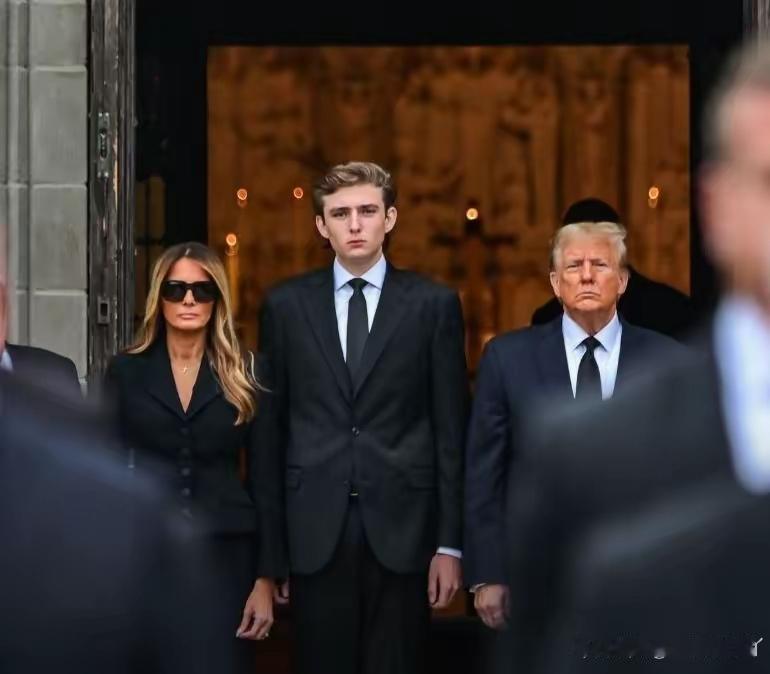 特朗普家俩儿子，怼起美国州长来一套接一套，梗多又犀利！
长子小唐纳德绝对是“护爹