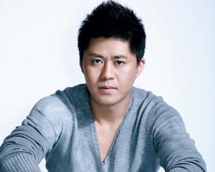当年红透半边天的情歌歌手张振宇，是一代人青春印记里的悲情男声。在彩铃风靡的年代，