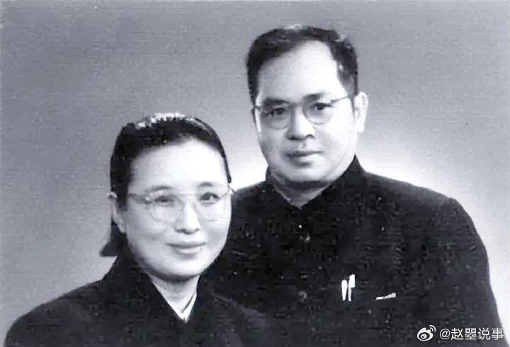 1934年，著名历史学家吴晗向瘫痪在床的袁震表白，袁震拒绝道：“我久病缠身，还不