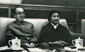 1979年，康生的儿子张子石在单位开会结束后，突然接到了一个电话，这时他才知道他