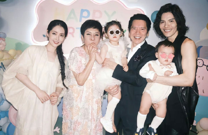#向佐郭碧婷陪孩子过儿童节#向佐郭碧婷陪孩子过儿童节啦！不止儿童节，两位一直会抽
