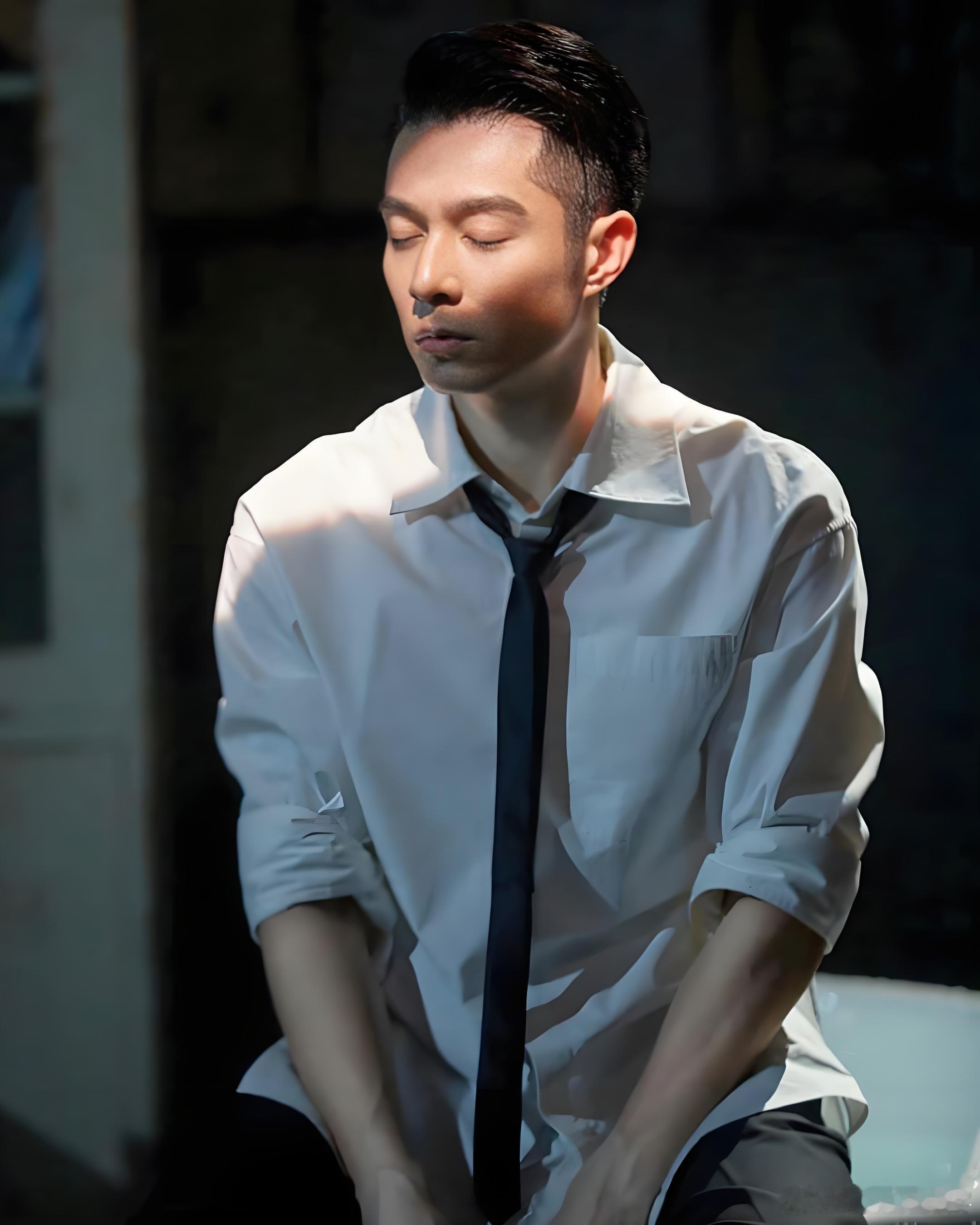 周柏豪这次身份是大湾仔队长 8号仔披哥回归身份大反转！小弟变身为大湾仔队长，忙内