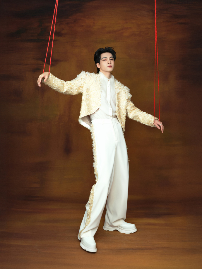 曾舜晞曾舜晞元宵晚会造型好闪  有这么多的珍珠，真的是显得非常的贵气了呀，感觉得