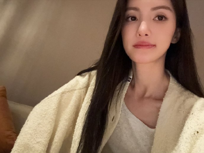 #差点没认出金晨# 离开了金晨谁还逗我笑啊！金晨自拍真的完全没有作为女明星的包袱