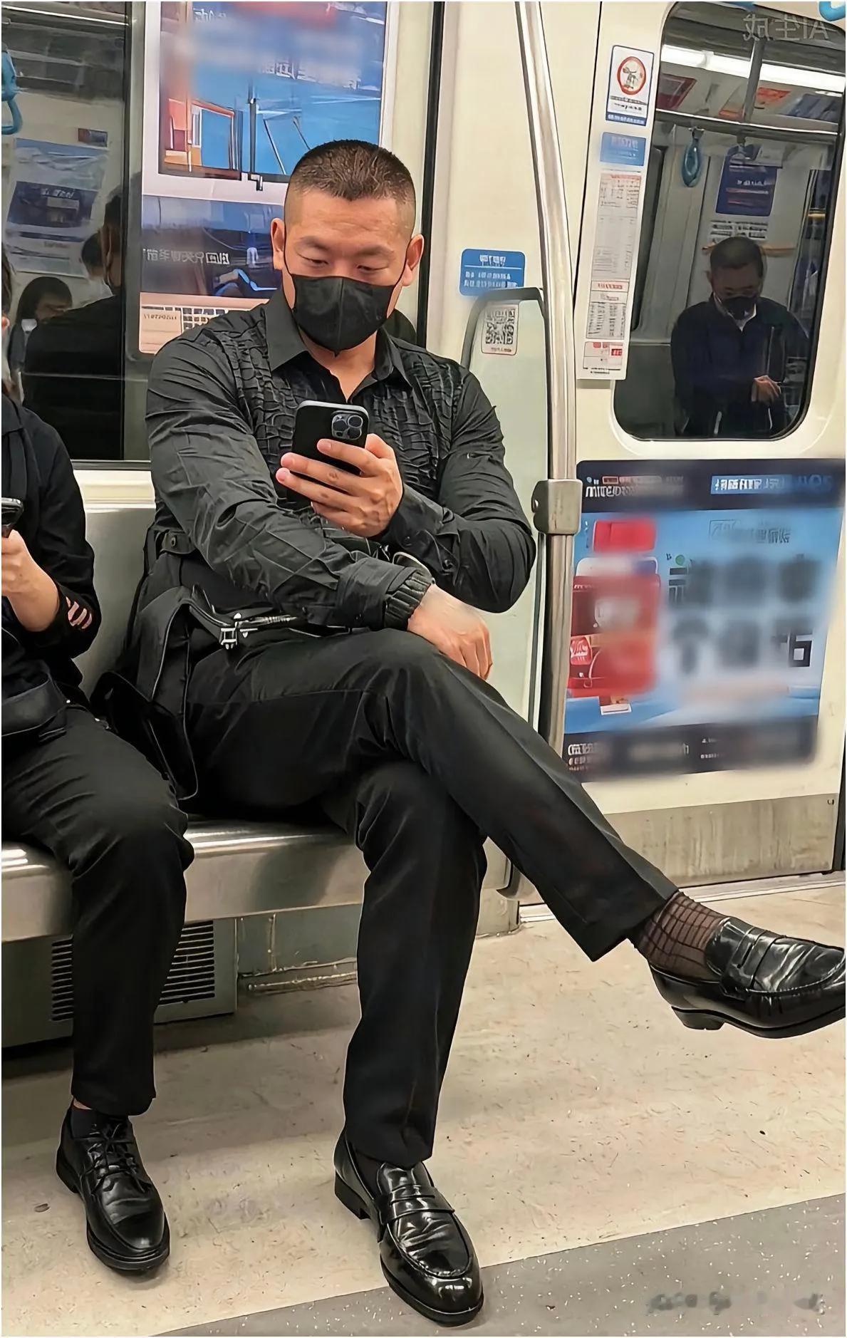 看到地铁上一个男人穿着黑色西裤和黑色皮鞋，脚上穿着棕色尼龙丝袜子，就觉得这穿搭太