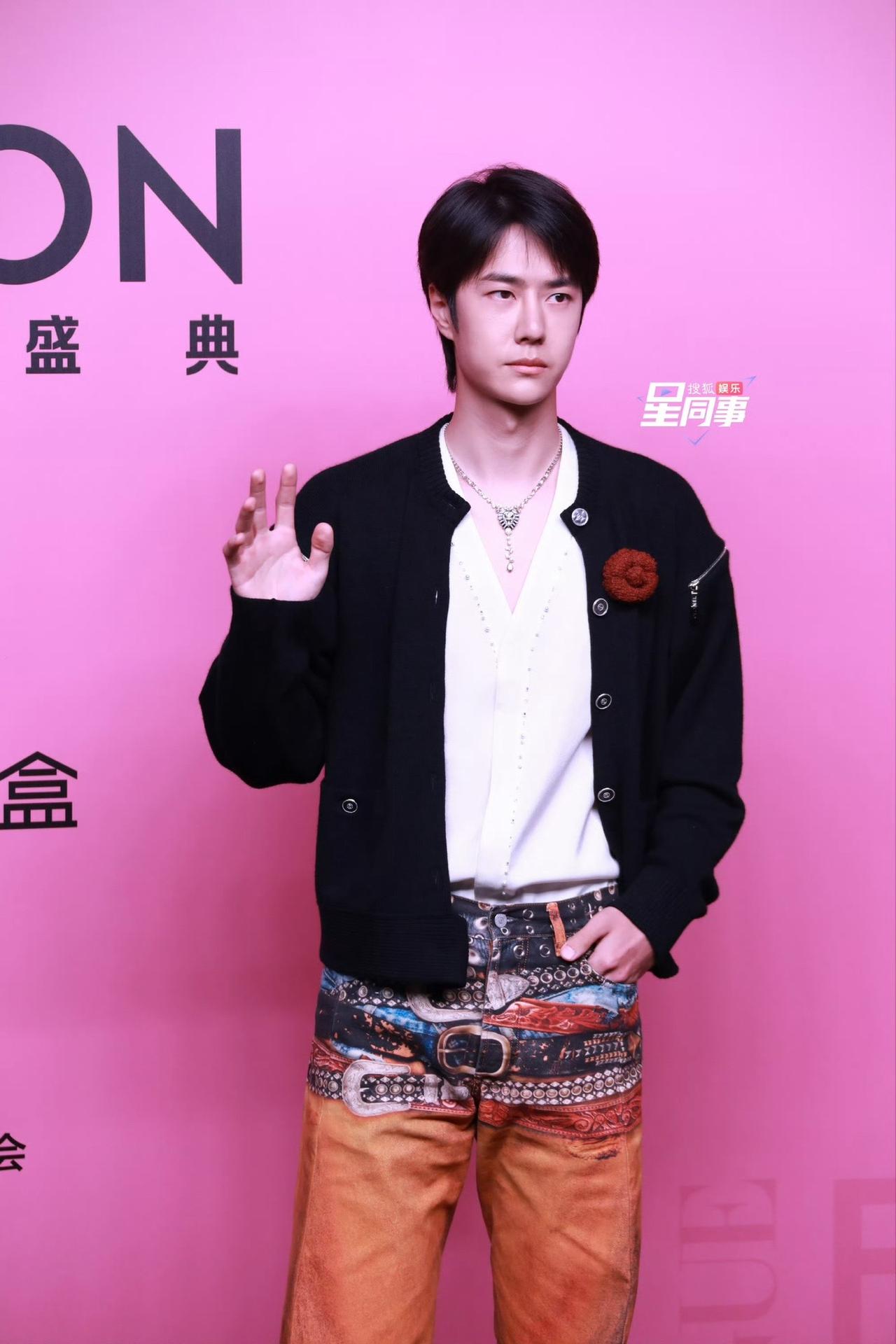 #看见音乐计划#配乐有奖   王一博亮相VOGUE盛典红毯，生图王者，就是硬帅！