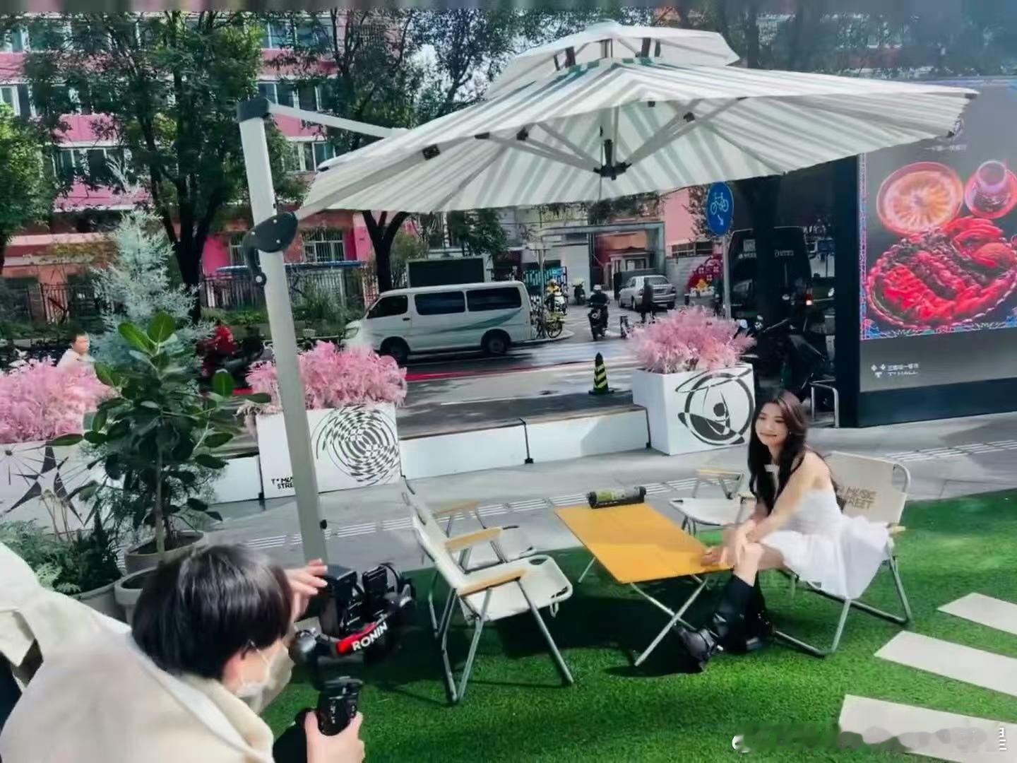 路人偶遇卢昱晓拍摄 ​​​有被这个模仿明意拍照的卢昱晓萌到～超元气的噜噜晓！ ​