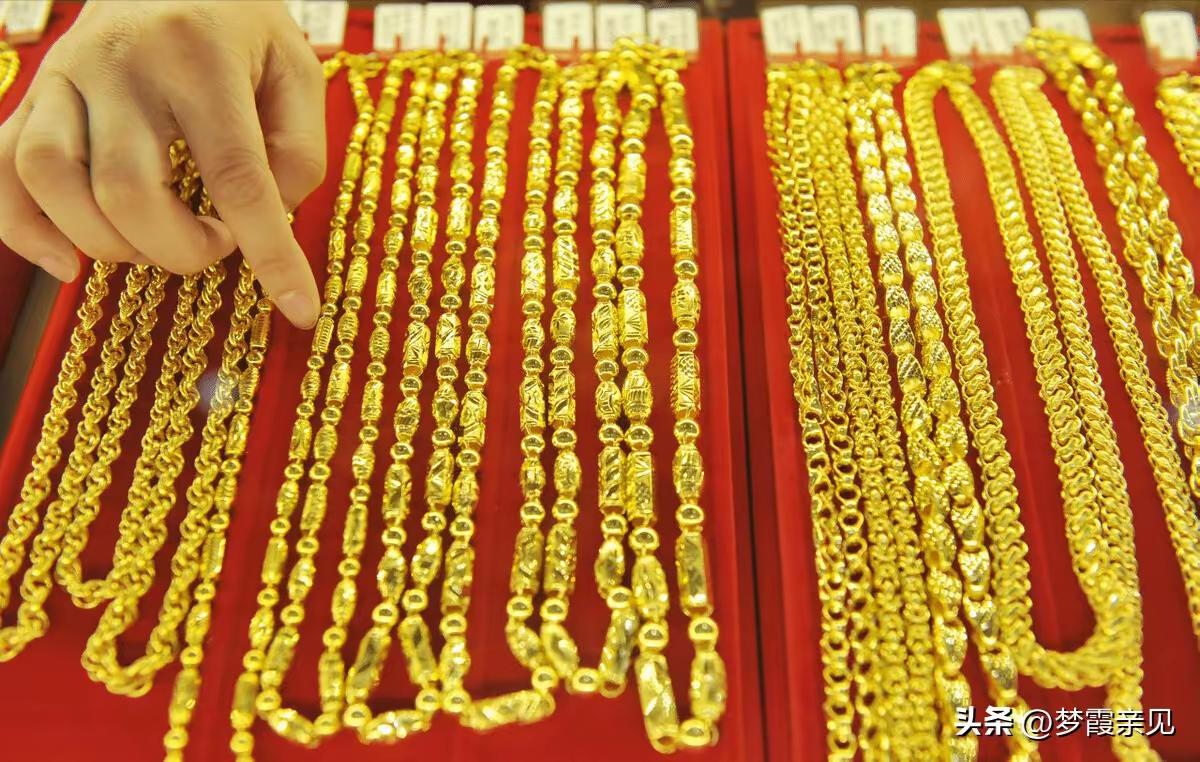 注意！金价又变了。
2026年2月28日，金店足金报价突破1600元/克。
单日