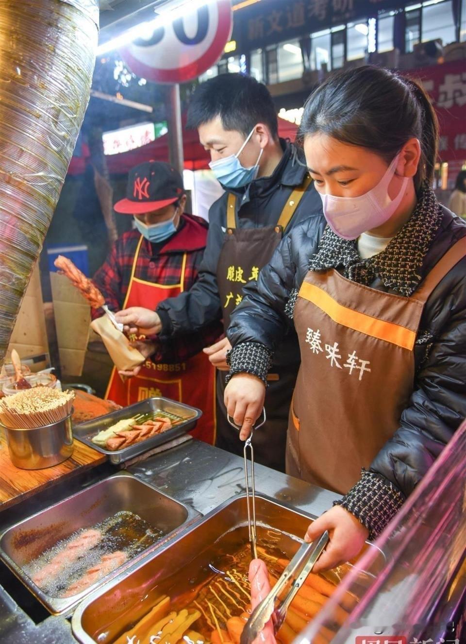 这事儿绝对真！在湖北荆州长新夜巷，何理和孙盼两口子，就靠着炸年糕和淀粉肠，一年毛
