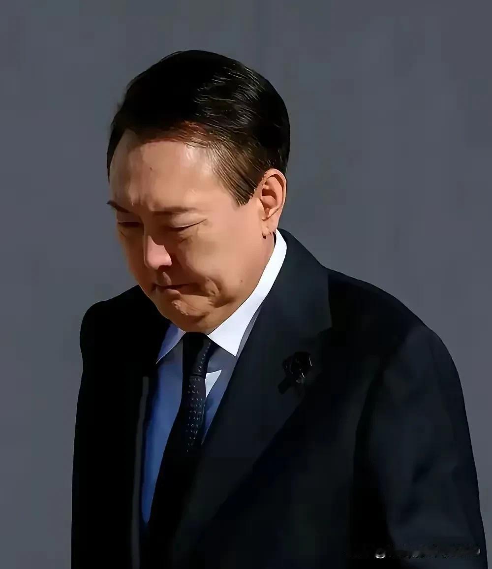 尹锡悦可是一个政治不远见的人，离入狱近了一步。朝鲜军队入俄事件，处理不冷静，还让