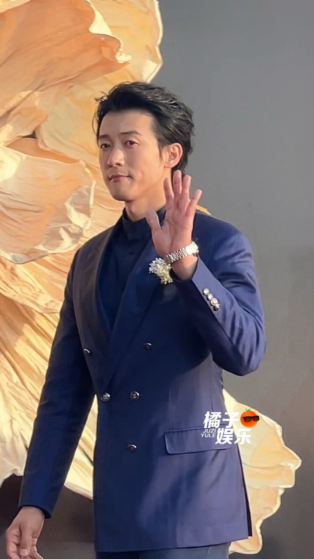 侯雯元亮相中国电影盛典红毯，听到有人叫还打了个招呼👋侯雯元CMG盛典造型cmg