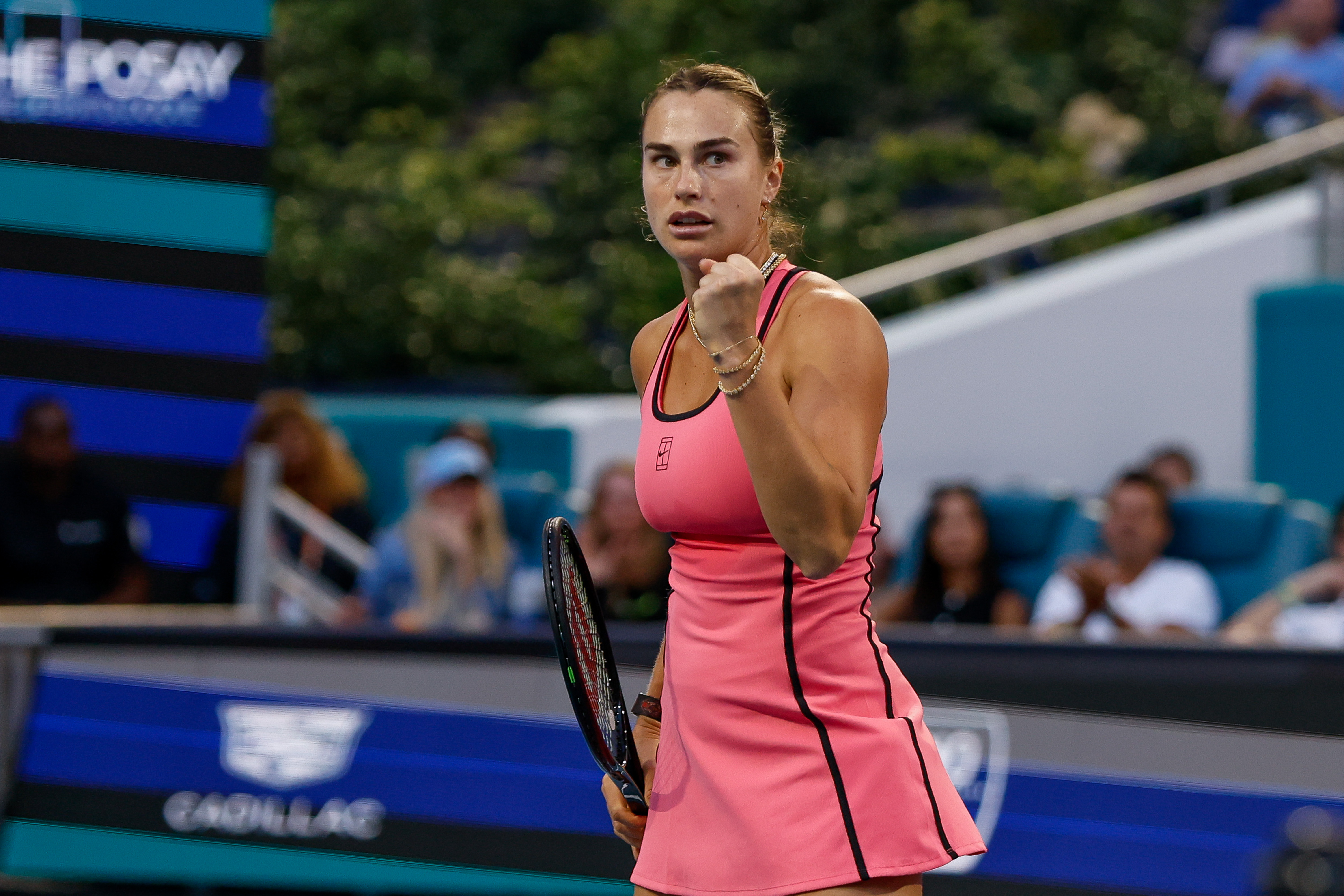 即时战况：正在进行的迈阿密站决赛，萨巴伦卡两次破发得手6-2拿下首盘，大比分1-