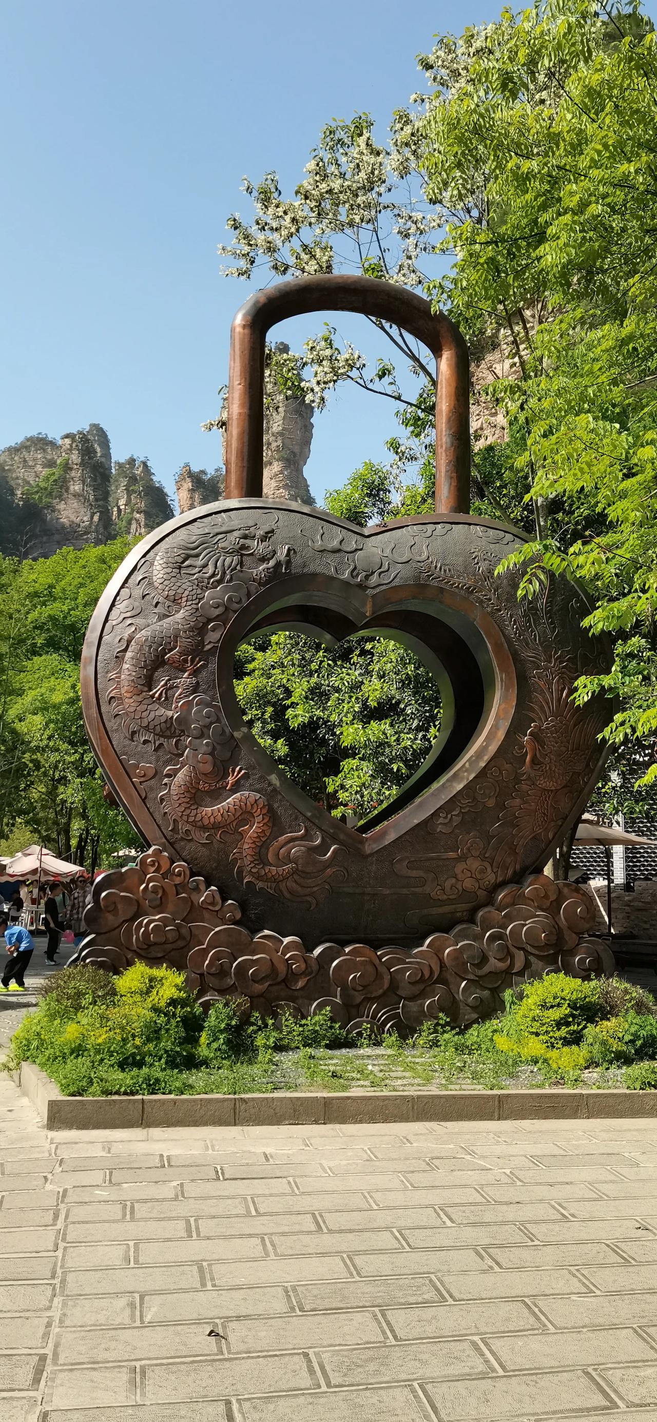 五一假期结束，开启接孙上学放学模式。