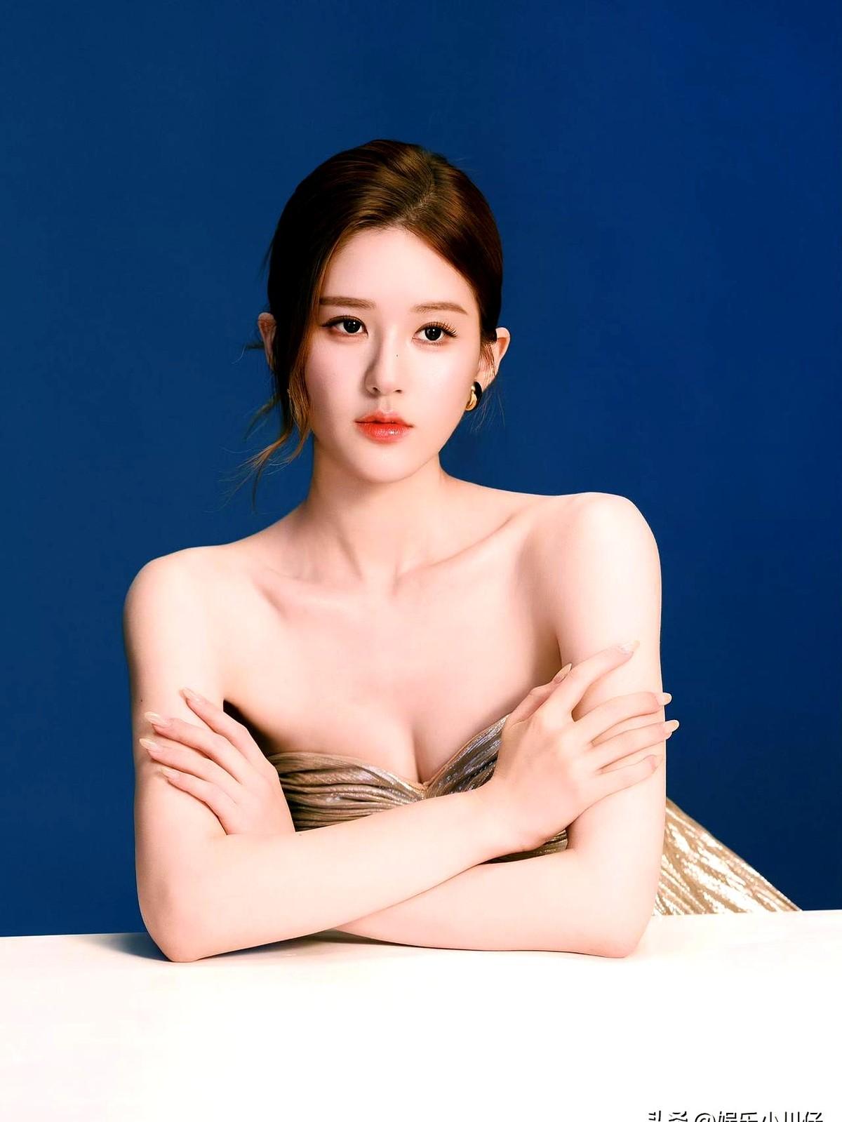 赵露思这状态，真的绝了！

随便一个坐姿，都像拍大片。最近她这组鎏金抹胸礼裙照，