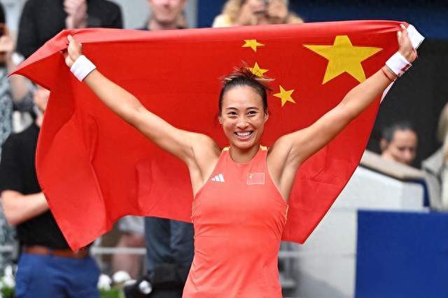 太燃了！郑钦文带病2-1掀翻苦主普丁塞娃，对方摔拍三次！