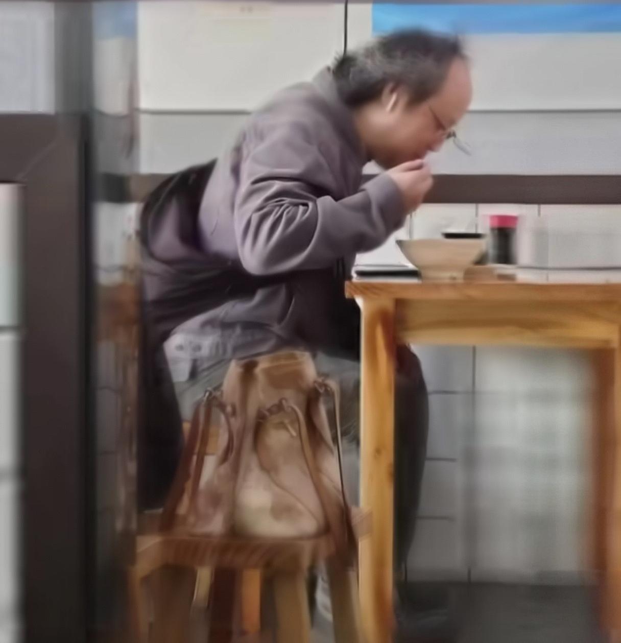 窦唯这样的音乐才子竟然愿意不搞音乐，隐于平凡，这是怎样的看透啊！