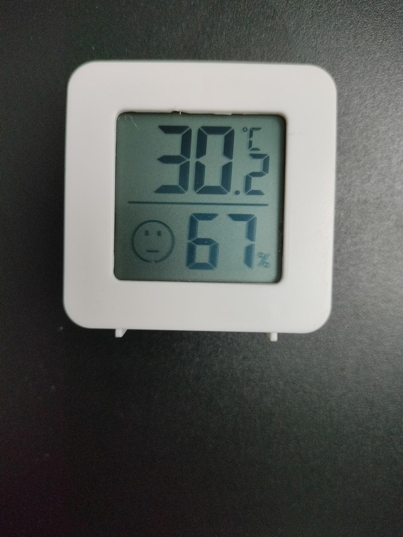 夏季到早晨，室内的温度就会达到30度，湿气也不断上升，这时候就需要开空调了，降低